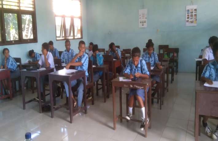 Siswa Siswi SMAS Papua Sorong Aktif Mengikuti Proses Belajar di Kelas