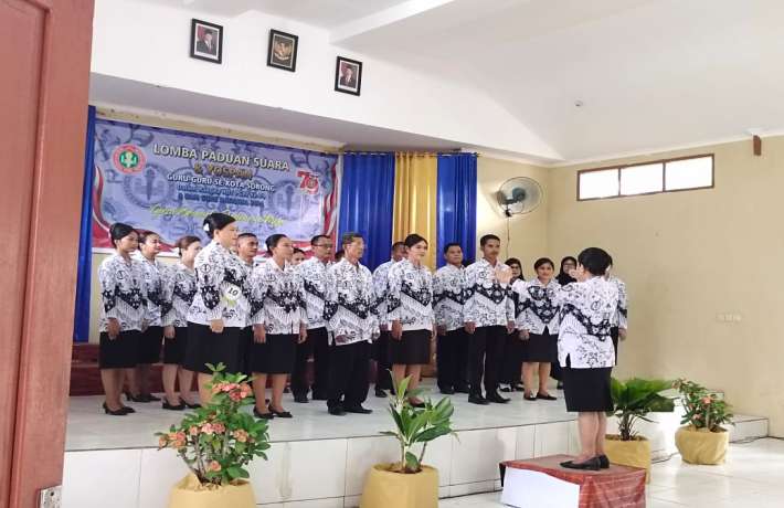 Paduan Suara SMAS Papua Kota Sorong Tampil Memukau pada Lomba Paduan Suara Hari Guru Nasional 2024
