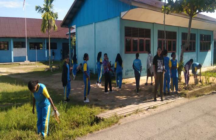 Siswa SMAS Papua Kota Sorong Bersihkan Lingkungan Sekolah dalam Aksi Peduli Lingkungan